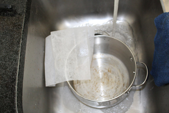 16. Giấy Dryer sheet

Dryer sheet có bán ở các siêu thị, đây là loại giấy trông giống giấy ăn nhưng mỏng hơn. Dryer sheet có thể được dùng để tẩy rửa các mảng bám thực phẩm trên chảo một cách nhanh chóng và hiệu quả bởi các tác nhân khử tĩnh điện sẽ làm suy yếu gắn kết giữa thực phẩm và bề mặt chảo. Bạn chỉ cần đặt một tờ giấy hút dầu vào chảo, đổ nước ngập và để qua đêm. Sáng hôm sau, bạn hãy dùng một miếng bọt biển để làm sạch.

Mời các bạn xem Phần 1 bài viết 31 bảo bối lau dọn có sẵn trong nhà tại đây.
