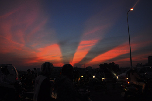 Dạo quanh Sài Gòn, bạn sẽ bất ngờ khi nhìn thấy tia sáng kỳ lạ trên bầu trời. Hãy bắt đầu cuộc hành trình khám phá và tận hưởng trải nghiệm tuyệt vời khi được chiêm ngưỡng những hình ảnh này.