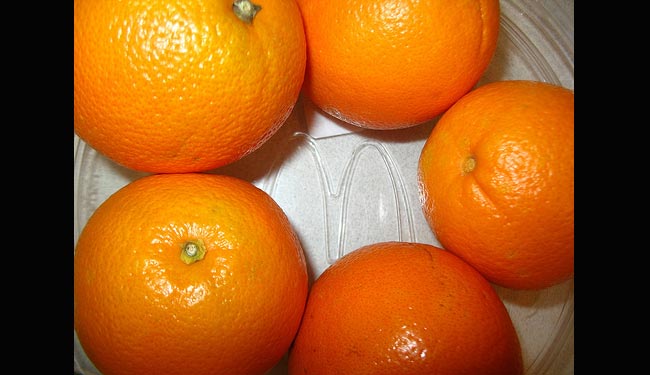 Cam

Nổi tiếng với hàm lượng vitamin C cao, ngoài ra nó cũng là một trong số những loại trái cây có chứa nhiều canxi. Mỗi 100 g cam chứa 40 mg khoáng chất canxi. Mẹ có thể pha nước cam với đường phèn hoặc chút mật ong (với trẻ hơn 1 tuổi) cho bé uống.
