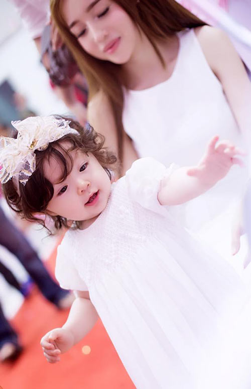 Cadie điệu đà đeo túi hàng hiệu diện váy trắng trong tiệc sinh nhật 2 tuổi
