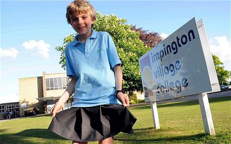 Năn nỉ bố mẹ cho mặc váy đến trường bé trai bị chê bai lố lăng  Tin tức  Online