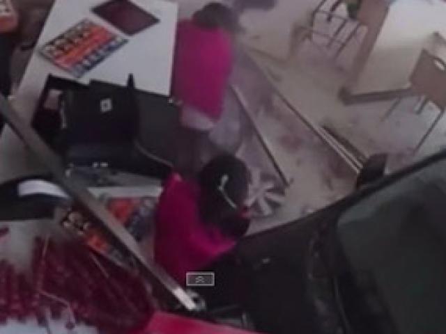 Video: Ôtô lao vào cửa hàng ăn nhanh đâm trúng bé gái