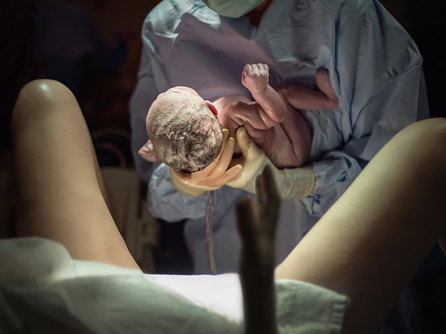 Sinh con từ tinh trùng hiến tặng, cặp đôi sốc nặng khi em bé chào đời