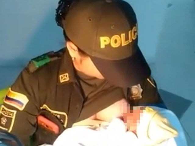 Cảm động nữ cảnh sát cho bé sơ sinh còn nguyên dây rốn bị bỏ rơi bú
