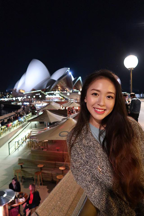 Nụ cười đốn tim của cô gái Việt làm tiếp viên hàng không tại Dubai