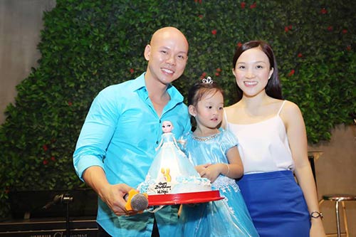 Vợ Phan Đinh Tùng sinh con thứ hai  VnExpress Giải trí