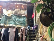 Gia đình hai thế hệ sống trong ngôi nhà 10m2 trên nóc... toa-lét phố cổ Hà Nội