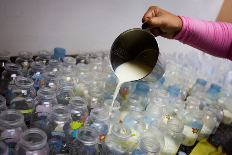 Y tá đang đổ sữa vào bình tại khu vực chăm sóc trẻ sơ sinh ở bệnh viện Santa Ana, Caracas.
