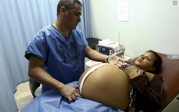 Một bác sĩ đang tỉ mỉ khám thai cho sản phụ ở Caracas (Venezuela).
