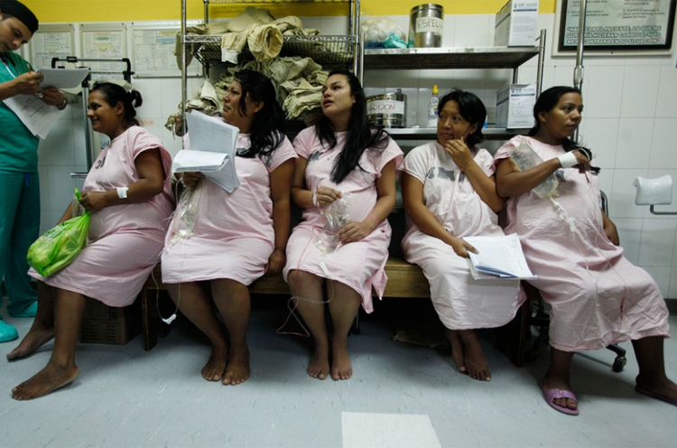 Các sản phụ chờ đến lượt khám thai tại một bệnh viện ở Venezuela.
