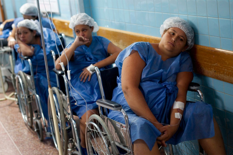 Các sản phụ đang chờ đợi đến lượt mình lên bàn đẻ mổ ở một bệnh viện công ở thủ đô Caracas (Venezuela).
