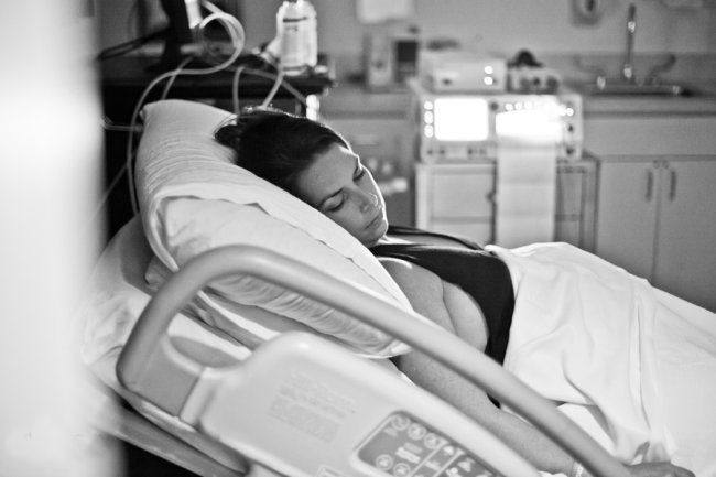 Với ưu điểm là đỡ đau và có tính thẩm mỹ nên hiện nay, ngày càng nhiều mẹ bầu chọn phương pháp sinh mổ.

Bài liên quan:

Cận cảnh một ca đẻ mổ ở BV Việt Pháp

Phục hồi 'thần tốc' sau đẻ mổ

Sữa về sau đẻ mổ, làm thế nào?

Đẻ mổ - Thật nhẹ nhàng!
