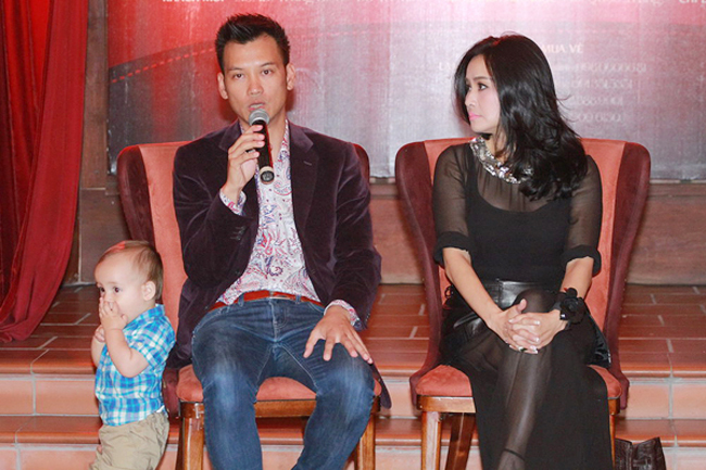 Trong buổi họp báo liveshow 'Người đàn bà yêu' của Thanh Lam vào chiều 7/11, DJ Trí Minh đã đưa cả cậu con trai thứ 2 đến cùng. Sự đáng yêu của cậu bé thu hút sự chú ý của cánh phóng viên.
