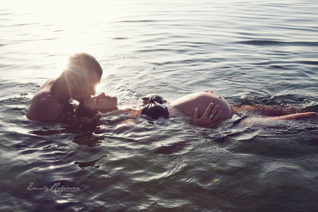 Vì yêu biển, thích những hoạt động trong nước nên cặp vợ chồng này đã nhờ nhiếp ảnh gia Emily Robinson chụp cho một bộ ảnh ngoài biển ngay trước ngày đẻ.

