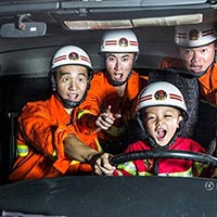 Xúc động nụ cười em bé bị bạch cầu được làm lính cứu hoả
