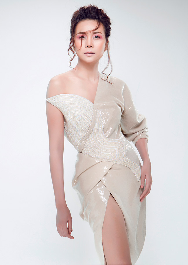 Siêu mẫu Thanh Hằng vừa mới có sự xuất hiện ấn tượng trong vai trò vedette trong BST thời trang No.8 của NTK Công Trí tại Tuần lễ Thời trang Quốc tế Việt Nam 2014
