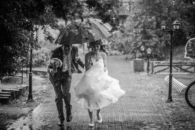 Không gian mưa rơi, đôi lứa tình nhân trong bộ ảnh cưới đầy lãng mạn và sâu lắng. Những khoảnh khắc đẹp này sẽ đem đến những thước phim đầy cảm xúc và tình yêu.
