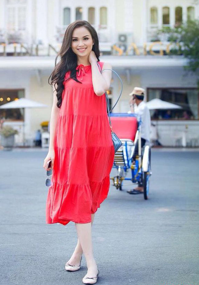 Hoa hậu Diễm Hương trong chiếc váy maxi đỏ, rạng ngời
