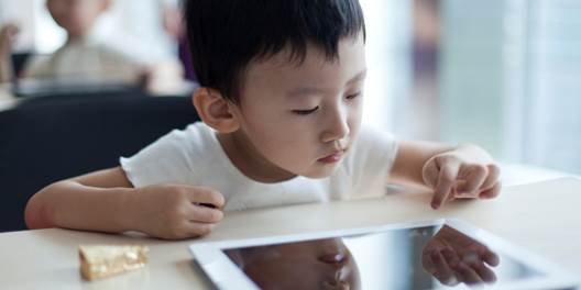 Cách dỗ con ăn sai lầm.