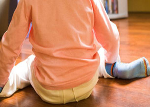 Kết quả hình ảnh cho Trẻ ngồi tư thế chữ W 'kìm hãm' xương phát triển, khiến chân cong, ngắn và dễ bị trật khớp