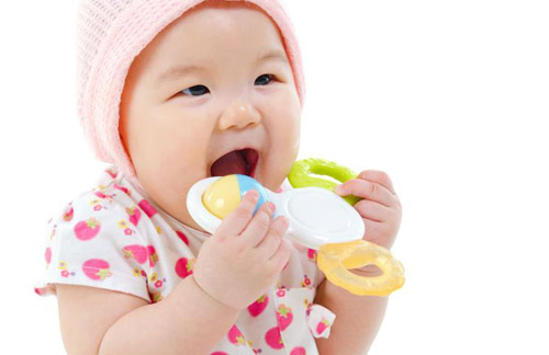 Lợi - hại khi dùng miếng cắn răng cho bé