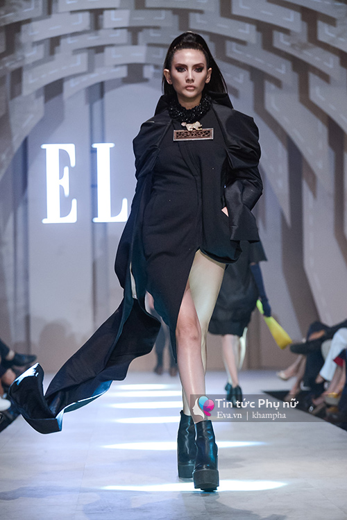 Võ Hoàng Yến catwalk với trang phục 30kg Hải Triều hóa công chúa  2sao