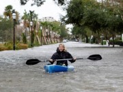 Tin tức - Người dân Mỹ chèo thuyền giữa phố ngập lụt hậu bão 'quái vật' Matthew