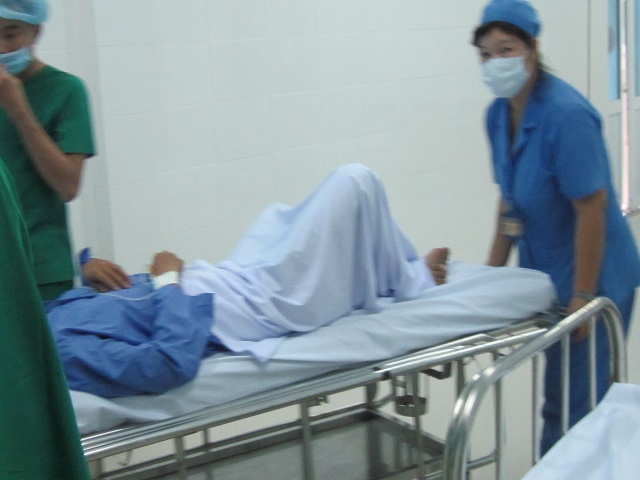 Tai nạn hy hữu: Thanh niên bị cửa xe tải chém lộ tinh hoàn sau cú trượt ngã