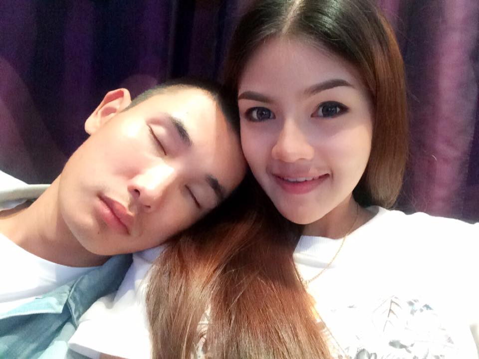 Bật Khóc Trước Hình Ảnh Cô Gái Ôm Chặt Xác Vị Hôn Phu Đã Qua Đời
