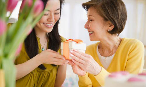 Tặng quà 8/3 gì cho mẹ chồng hài lòng