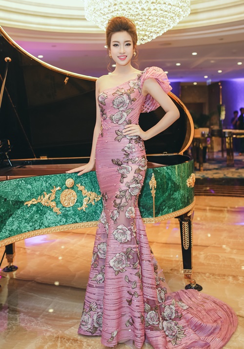 Hoa hậu mỹ linh thướt tha với tà áo dài
