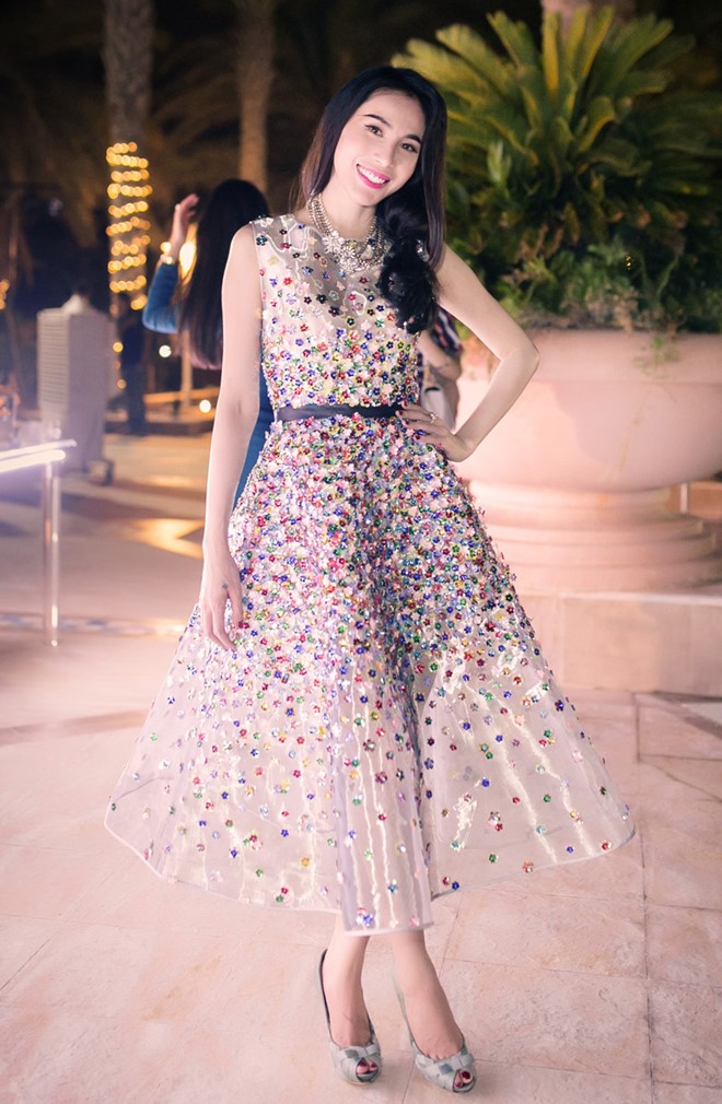 Váy hoa 3D  tấn công showbiz Việt