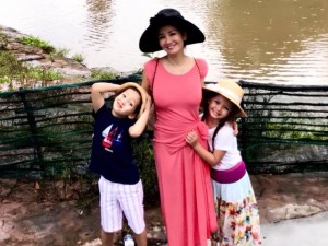 Sao Việt 24h: Cặp song sinh nhà Hồng Nhung yêu hết nấc bên mẹ ở Phú Quốc