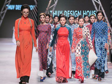 Cô ba Sài Gòn Ngô Thanh Vân diện áo dài catwalk khiến tín đồ thời trang bấn loạn