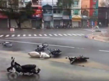 Chùm ảnh: Gió giật điên cuồng ở Nha Trang, xe máy bị quật ngã la liệt giữa đường