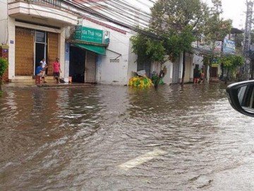 Cập nhật bão số 12: Nha Trang mưa gió cực lớn cuốn nhiều mái nhà, mất điện diện rộng