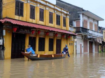 Hậu bão số 12: Huế - Quảng Nam ngập trong nước lũ mênh mông, nhiều khu vực bị chia cắt