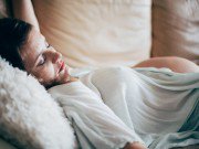 Mang thai những tháng đầu thường xuyên mất ngủ phải làm sao?