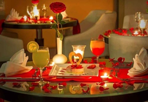 Trang trí bàn ăn ngày Valentine trắng 14/3 đẹp ngọt ngào