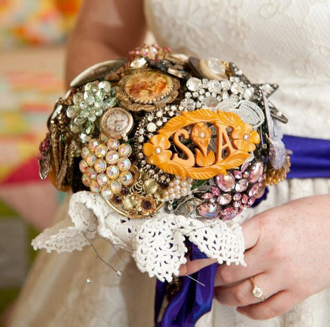 Bó hoa lấp lánh được kết từ trâm cài tóc thích hợp với những cô dâu yêu phong cách vintage của thời xa xưa. 
