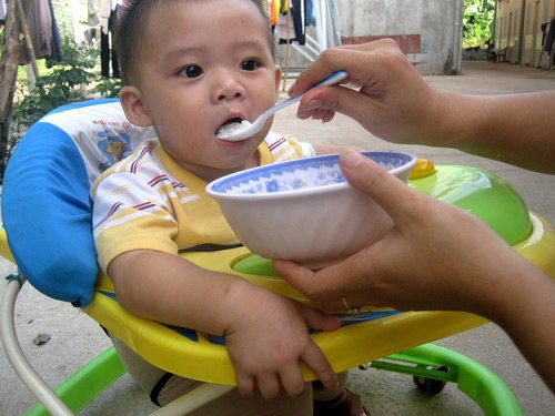tre tut can, roi loan tieu hoa thuong xuyen vi an dam sai cach - 1
