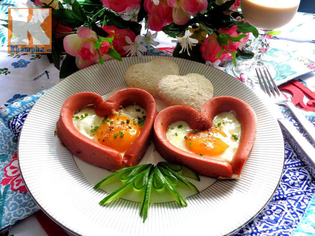 Cách làm Trứng chiên xúc xích tạo hình trái tim