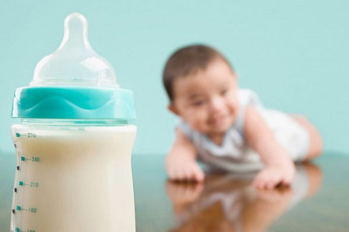 Có nên cho con uống sữa thay nước