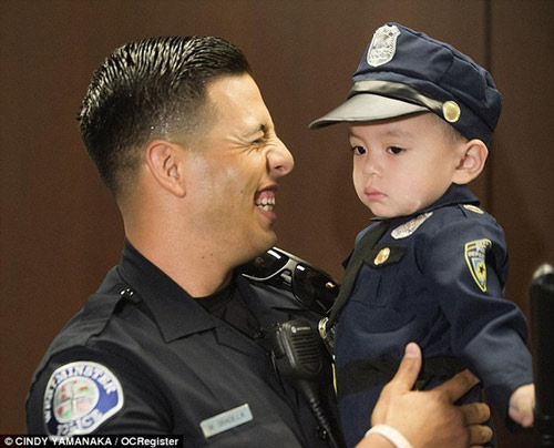 Bé 3 tuổi gốc việt và anh cảnh sát đẹp trai bất ngờ gây sốt ở mỹ