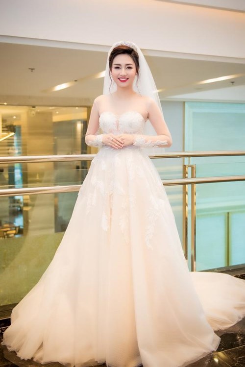 Xem chiếc váy cưới dài nhất Việt Nam