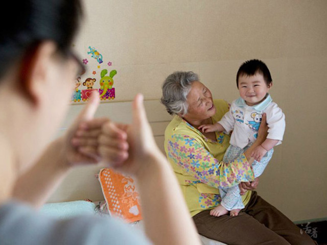 Gia đình: Ông bà giúp con cái chăm cháu sẽ sống lâu hơn những người cao  niên khác