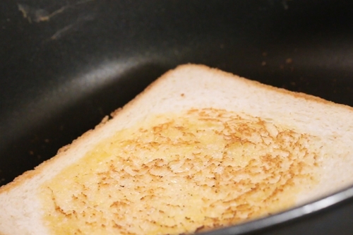 Bánh mì kẹp trứng thịt đơn giản cho bữa sáng