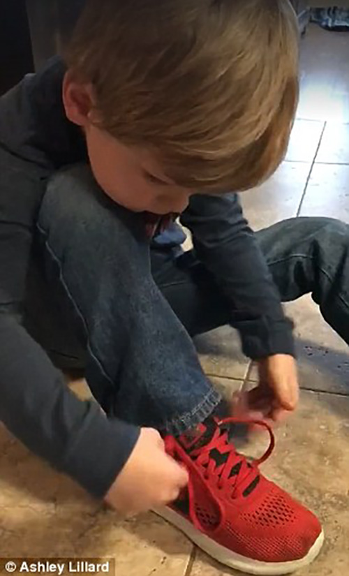 Мальчик и ботинки