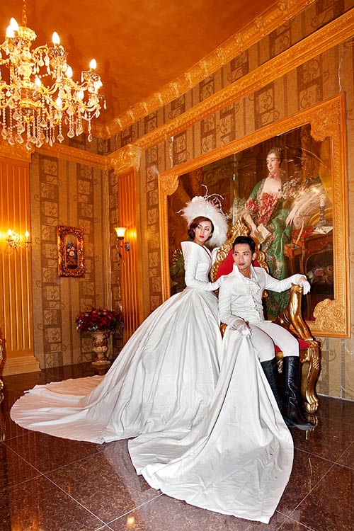 Bộ ảnh cưới kiểu quý tộc sẽ làm bạn cảm thấy như đang sống trong một câu chuyện cổ tích. Từ trang phục, phụ kiện đến phong cách chụp ảnh, tất cả đều mang đến cảm giác sang trọng và hoàng gia. Bạn sẽ được trải nghiệm những giây phút đáng nhớ và trọn vẹn nhất trong ngày cưới của mình.