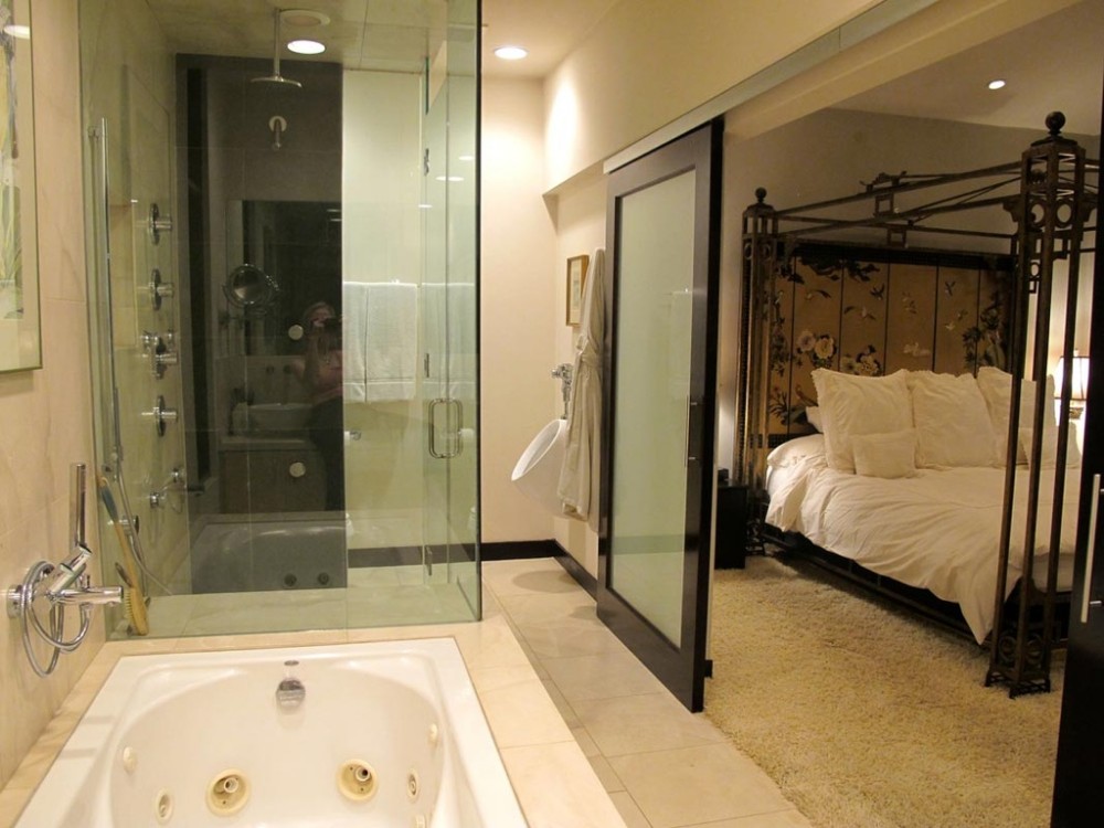Sự thật đằng sau việc nhiều khách sạn thiết kế phòng tắm... bằng kính trong  suốt - Nhà đẹp